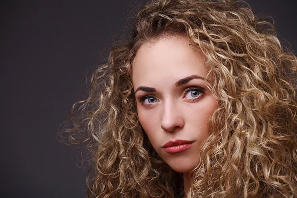 Retrato de mulher com cabelo encaracolado — Fotografia de Stock