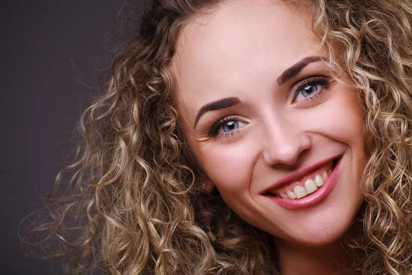 Retrato de mujer rizada —  Fotos de Stock