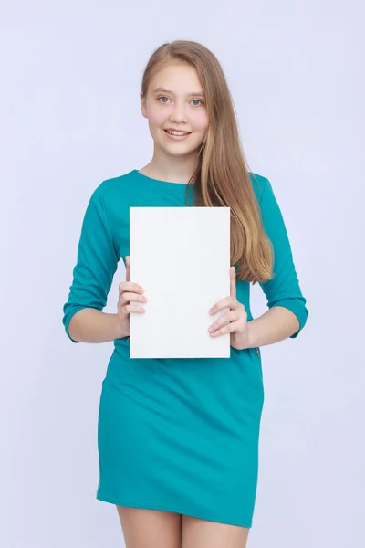 Щаслива жінка тримає білий чистий папір — стокове фото