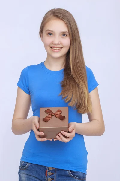 Портрет молодої жінки, що тримає подарунок — стокове фото