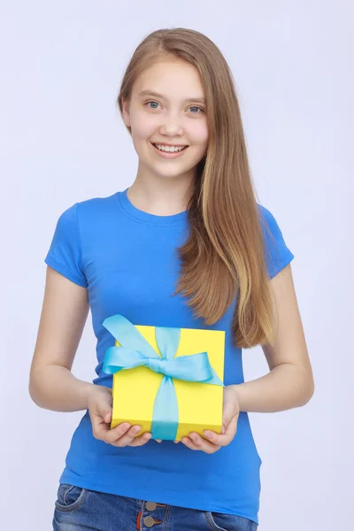 Mladá žena portrét hospodářství dárek — Stock fotografie