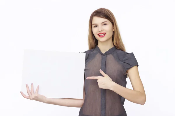 Gelukkige vrouw met witte blanco papier — Stockfoto