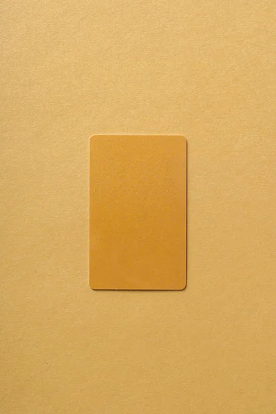 Masa üzerinde kahverengi kart — Stok fotoğraf
