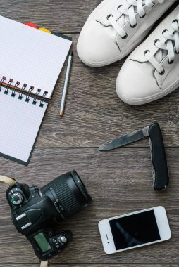 Ahşap arka plan üzerinde farklı nesneleri