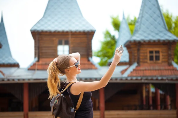 Jeune femme voyageuse dans le pays — Photo