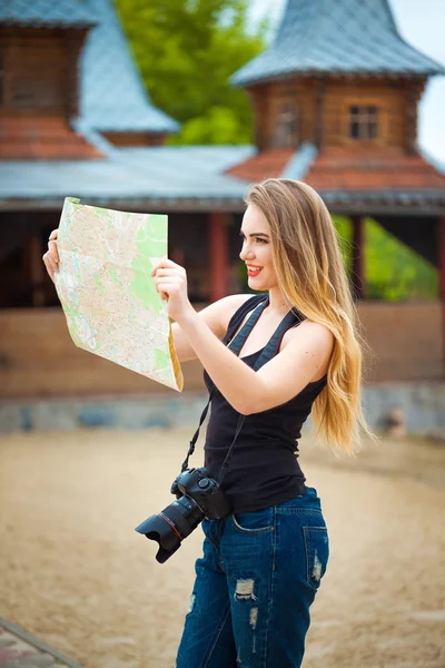 Ung resenär forskande road — Stockfoto