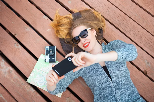 Mujer con teléfono celular tomando fotos —  Fotos de Stock