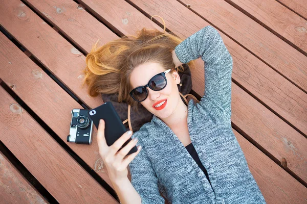 Mulher com celular tirando foto — Fotografia de Stock