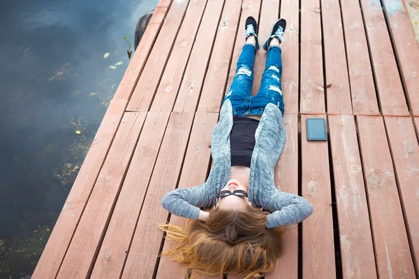 Mujer joven relajándose en el muelle —  Fotos de Stock