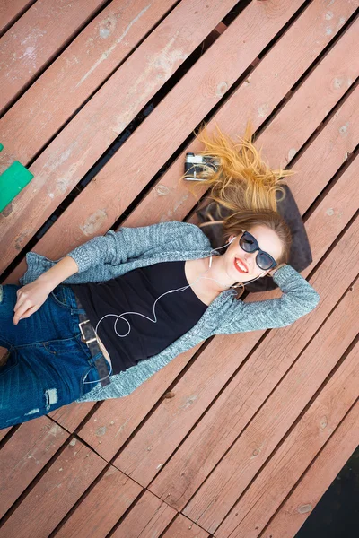 Jeune femme relaxant sur quai — Photo