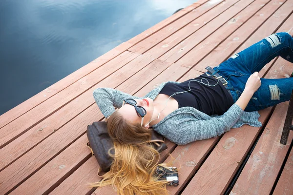 Jeune femme relaxant sur quai — Photo
