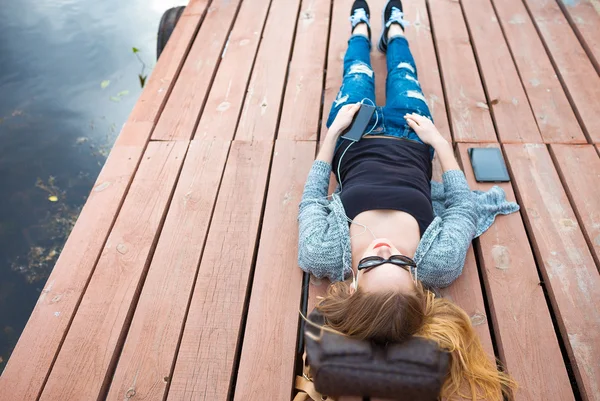 Jeune femme relaxant sur quai — Photo