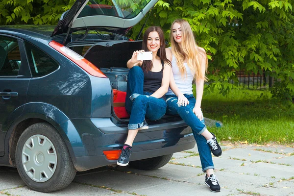 車でポーズをとる二人の女の子 — ストック写真