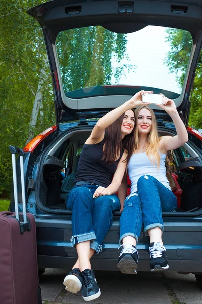 Två tjejer poserar i bil — Stockfoto