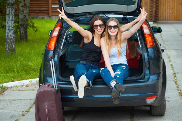 Дві дівчини позують в машині — стокове фото