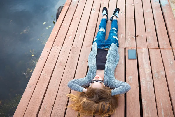 Giovane donna rilassante sul molo — Foto Stock