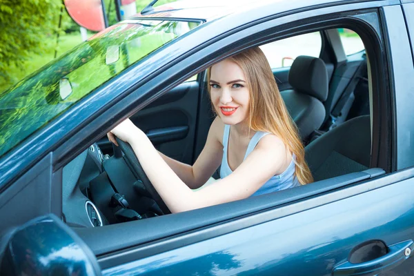 車に乗って一人の少女 — ストック写真