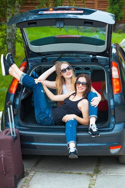 Duas meninas posando no carro — Fotografia de Stock