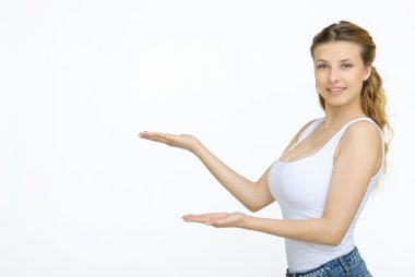 Kadın bir şey açık el palm ile gösterilen