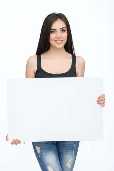 Joven mujer sonriente mostrar tarjeta en blanco o papel — Foto de Stock