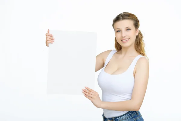 Joven mujer sonriente mostrar tarjeta en blanco o papel sobre fondo blanco . — Foto de Stock