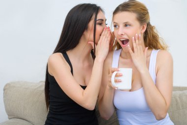 Konuşmaya ve kahve veya çay içme ve dedikodu iki mutlu arkadaş