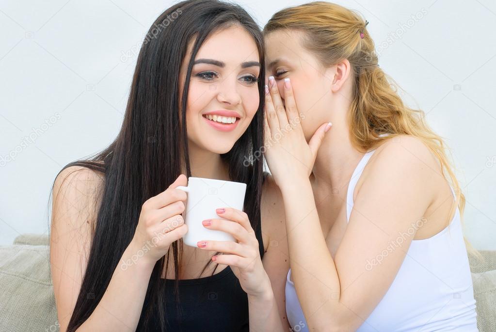 Zwei Freunde Vergnügen Sich Miteinander Zwei Freunde Vergnügen Sich Miteinander