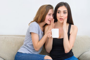 Konuşmaya ve kahve ve çay içme ve dedikodu iki mutlu arkadaş