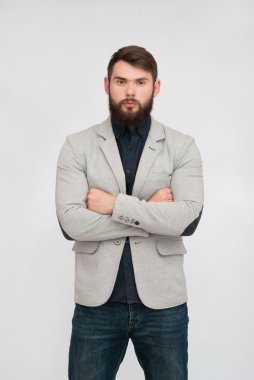 Sakallı yakışıklı bir adamın portresi.