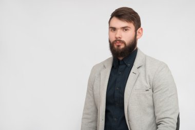 Sakallı yakışıklı bir adamın portresi.