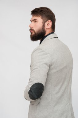 Sakallı yakışıklı bir adamın portresi.