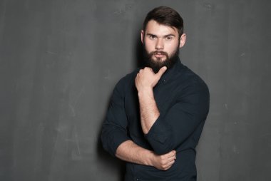 Sakallı yakışıklı bir adamın portresi.