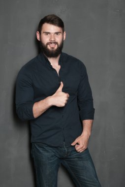 Sakallı yakışıklı bir adamın portresi.