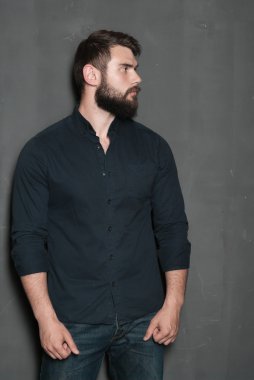 Sakallı yakışıklı bir adamın portresi.