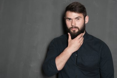 Sakallı yakışıklı bir adamın portresi.