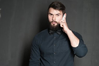 Sakallı yakışıklı bir adamın portresi.