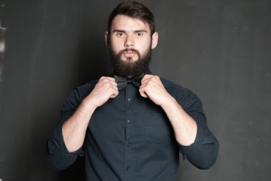 Sakallı yakışıklı bir adamın portresi.