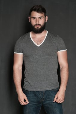 Sakallı yakışıklı bir adamın portresi.