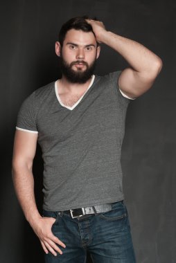 Sakallı yakışıklı bir adamın portresi.