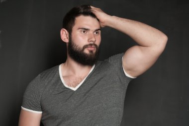 Sakallı yakışıklı bir adamın portresi.