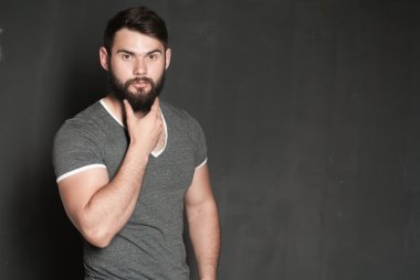Sakallı yakışıklı bir adamın portresi.