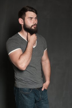 Sakallı yakışıklı bir adamın portresi.