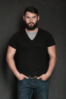 Sakallı yakışıklı bir adamın portresi.