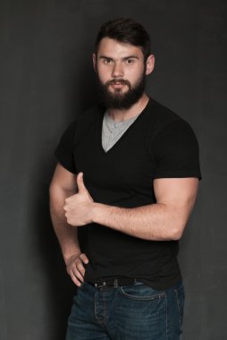 Sakallı yakışıklı bir adamın portresi.