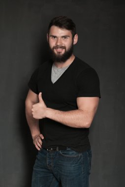 Sakallı yakışıklı bir adamın portresi.