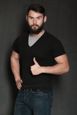Sakallı yakışıklı bir adamın portresi.