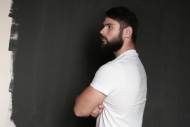 Sakallı yakışıklı bir adamın portresi.