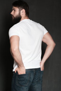 Sakallı yakışıklı bir adamın portresi.