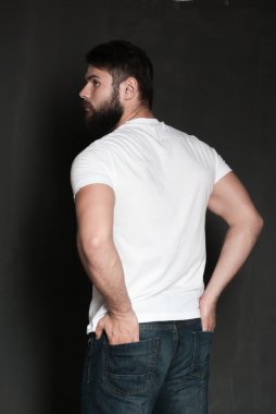 Sakallı yakışıklı bir adamın portresi.