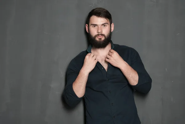 Retrato de homem bonito com barba — Fotografia de Stock